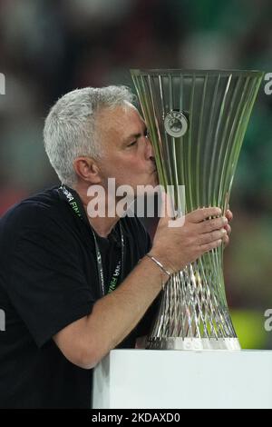 ALS Roma-Trainer Jose Mourino 5. Pokal feiert, küsst er die Trophäe der Conference League, den Conference League Cup, den Conference League Cup während des UEFA Conference League-Finalmatches zwischen AS Roma und Feyenoord in der Arena Kombetare am 25. Mai 2022 in Tirana, Albanien. (Foto von Giuseppe Maffia/NurPhoto) Stockfoto