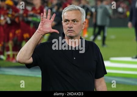 JOSÉ Mourino, TRAINER DER AS Roma, feiert den Pokal 5. während des UEFA Conference League-Finalmatches zwischen AS Roma und Feyenoord am 25. Mai 2022 in der Arena Kombetare in Tirana, Albanien. (Foto von Giuseppe Maffia/NurPhoto) Stockfoto