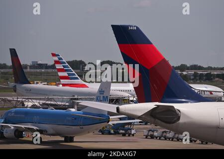 Flugzeuge am Flughafen Amsterdam Schiphol. Eine weitere Woche in Folge kämpfen die Passagiere des Amsterdamer Flughafens Schiphol mit Chaos durch lange Sicherheitsleitungen, Verspätungen und Flugstörungen, die durch die Kombination aus dem Zustrom von Reisenden und einem starken Personalmangel verursacht werden. Am Sonntag, den 22. Mai 2022, Niederlande. (Foto von Artur Widak/NurPhoto) Stockfoto