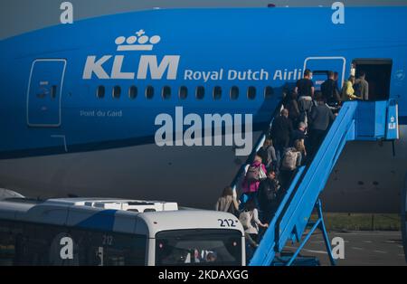 Personen, die am Amsterdamer Flughafen Schiphol ein KLM-Flugzeug besteigen. Eine weitere Woche in Folge kämpfen die Passagiere des Amsterdamer Flughafens Schiphol mit Chaos durch lange Sicherheitsleitungen, Verspätungen und Flugstörungen, die durch die Kombination aus dem Zustrom von Reisenden und einem starken Personalmangel verursacht werden. Am Sonntag, den 22. Mai 2022, Niederlande. (Foto von Artur Widak/NurPhoto) Stockfoto