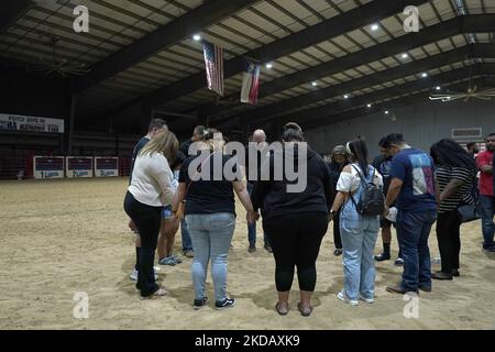 Trauernde versammeln sich am 25. Mai 2022 in Uvalde, Texas, USA, zu einer Gebetswache für die 21 Toten der Robb Elemntary School. Am Dienstag tötete Salvador Ramos Berichten zufolge 19 Schüler und 2 Lehrer bei einer Massenerschießung, bevor er von Strafverfolgungsbeamten an der Robb-Grundschule getötet wurde. Die Schüsse an der Schule sind eine der tödlichsten in der US-Geschichte seit dem Columbine-Massaker von 1999 in Colorado und laut Quellen „die Massenschießerei von 27. in diesem Jahr“. (Foto von John Lamparski/NurPhoto) Stockfoto