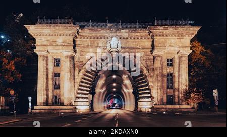 Eine szenische Aufnahme des Budaer Burgtunnels in Ungarn bei Nacht Stockfoto