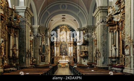 Ein malerischer Innenraum der Saint Anne Pfarrei von Upper Watertown in Budapest, Ungarn Stockfoto