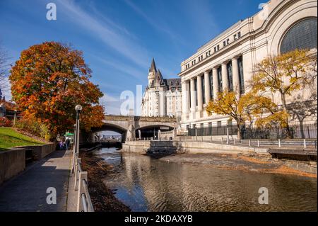 Ottawa, Ontario - 21. Oktober 2022: Blick entlang des Rideau-Kanals in Ottawa. Stockfoto