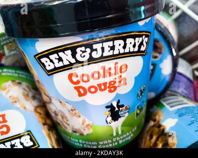 Ben&Jerrys Eisverpackungen sind am 24. Mai 2022 in einem Supermarkt in Krakau, Polen, zu sehen. (Foto von Jakub Porzycki/NurPhoto) Stockfoto
