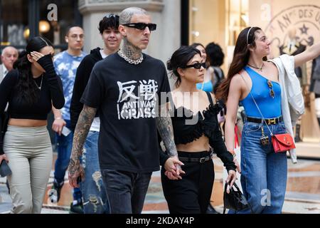 Kourtney Kardashian und Travis Barker werden am 26. Mai 2022 auf der Piazza Duomo in Mailand, Italien, zu sehen sein (Foto von Alessandro Bremec/NurPhoto) Stockfoto