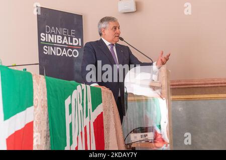 Forza Italia Vizepräsident und nationaler Koordinator Antonio Tajani in Rieti, um den Bürgermeisterkandidaten Daniele Sinibaldi bei den Verwaltungswahlen am 12. Juni 2022 zu unterstützen. In Rieti, Italien, 25. Mai 2022. (Foto von Riccardo Fabi/NurPhoto) Stockfoto