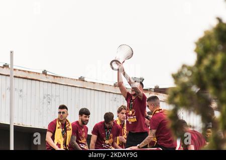 Zwei Open-Top-Trainer der AS Roma mit Team und Management an Bord verließen die Via Colombo kurz vor 5pm und begab sich zum Circus Maximus, um den Sieg der Conference League mit den Fans am 26. Mai 2022 in Rom, Italien, zu feiern. (Foto von Andrea Ronchini/NurPhoto) Stockfoto