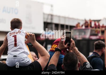 Zwei Open-Top-Trainer der AS Roma mit Team und Management an Bord verließen die Via Colombo kurz vor 5pm und begab sich zum Circus Maximus, um den Sieg der Conference League mit den Fans am 26. Mai 2022 in Rom, Italien, zu feiern. (Foto von Andrea Ronchini/NurPhoto) Stockfoto