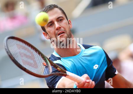 Laslo Djere während seines Spiels gegen Daniil Medvedev auf dem Philipe Chatrier Court im Finale der French Open 2022 am fünften Tag. (Foto von Ibrahim Ezzat/NurPhoto) Stockfoto