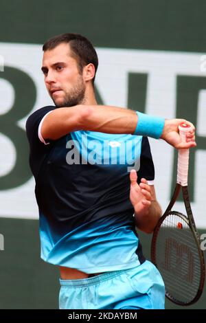 Laslo Djere während seines Spiels gegen Daniil Medvedev auf dem Philipe Chatrier Court im Finale der French Open 2022 am fünften Tag. (Foto von Ibrahim Ezzat/NurPhoto) Stockfoto