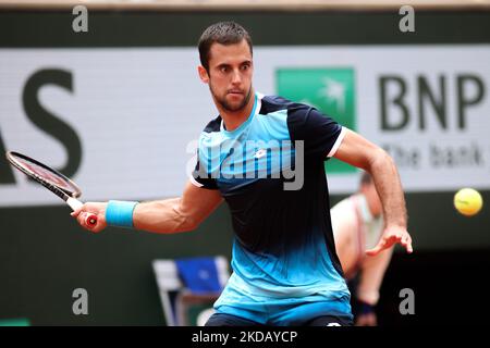 Laslo Djere während seines Spiels gegen Daniil Medvedev auf dem Philipe Chatrier Court im Finale der French Open 2022 am fünften Tag. (Foto von Ibrahim Ezzat/NurPhoto) Stockfoto