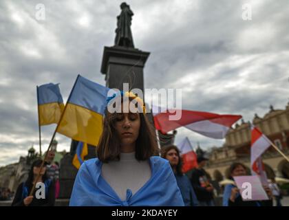 Mitglieder der lokalen ukrainischen Diaspora, Friedensaktivisten, Freiwillige und Unterstützer während des täglichen Protestes vor dem Adam-Mickiewicz-Denkmal auf dem Hauptplatz in Krakau. Am Donnerstag, den 26. Mai 2022, in Krakau, Polen. (Foto von Artur Widak/NurPhoto) Stockfoto