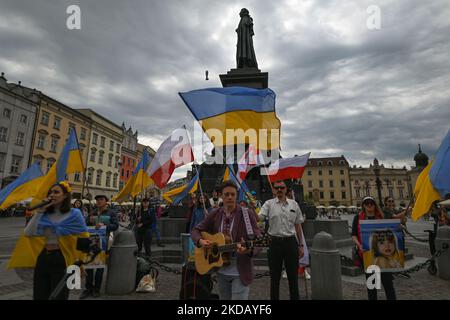 Mitglieder der lokalen ukrainischen Diaspora, Friedensaktivisten, Freiwillige und Unterstützer während des täglichen Protestes vor dem Adam-Mickiewicz-Denkmal auf dem Hauptplatz in Krakau. Am Donnerstag, den 26. Mai 2022, in Krakau, Polen. (Foto von Artur Widak/NurPhoto) Stockfoto