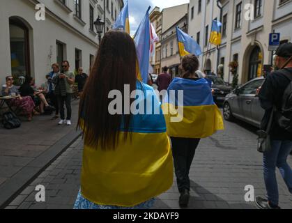 Mitglieder der lokalen ukrainischen Diaspora, Friedensaktivisten, Freiwillige und Unterstützer während des täglichen Protestes vor dem Adam-Mickiewicz-Denkmal auf dem Hauptplatz in Krakau. Am Donnerstag, den 26. Mai 2022, in Krakau, Polen. (Foto von Artur Widak/NurPhoto) Stockfoto