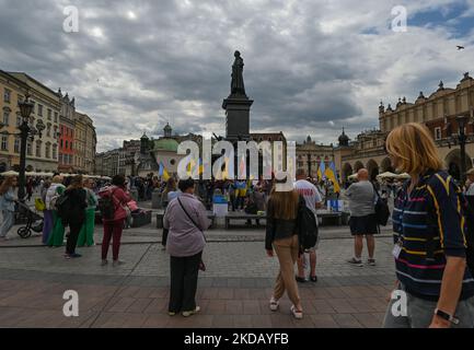 Mitglieder der lokalen ukrainischen Diaspora, Friedensaktivisten, Freiwillige und Unterstützer während des täglichen Protestes vor dem Adam-Mickiewicz-Denkmal auf dem Hauptplatz in Krakau. Am Donnerstag, den 26. Mai 2022, in Krakau, Polen. (Foto von Artur Widak/NurPhoto) Stockfoto