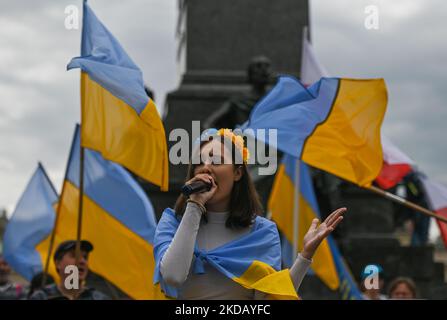 Mitglieder der lokalen ukrainischen Diaspora, Friedensaktivisten, Freiwillige und Unterstützer während des täglichen Protestes vor dem Adam-Mickiewicz-Denkmal auf dem Hauptplatz in Krakau. Am Donnerstag, den 26. Mai 2022, in Krakau, Polen. (Foto von Artur Widak/NurPhoto) Stockfoto