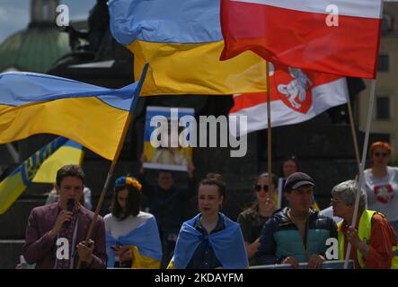 Mitglieder der lokalen ukrainischen Diaspora, Friedensaktivisten, Freiwillige und Unterstützer während des täglichen Protestes vor dem Adam-Mickiewicz-Denkmal auf dem Hauptplatz in Krakau. Am Donnerstag, den 26. Mai 2022, in Krakau, Polen. (Foto von Artur Widak/NurPhoto) Stockfoto