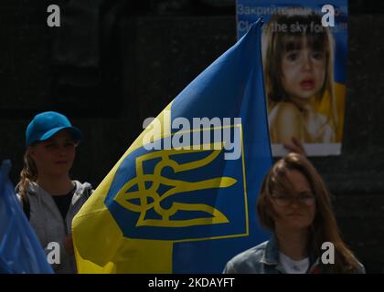 Mitglieder der lokalen ukrainischen Diaspora, Friedensaktivisten, Freiwillige und Unterstützer während des täglichen Protestes vor dem Adam-Mickiewicz-Denkmal auf dem Hauptplatz in Krakau. Am Donnerstag, den 26. Mai 2022, in Krakau, Polen. (Foto von Artur Widak/NurPhoto) Stockfoto