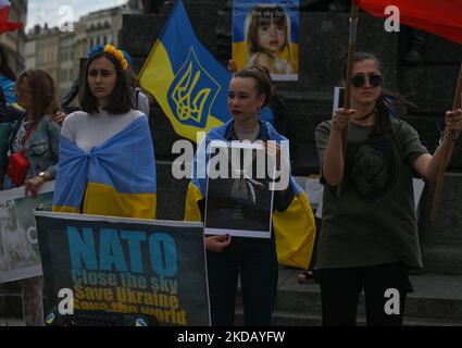 Mitglieder der lokalen ukrainischen Diaspora, Friedensaktivisten, Freiwillige und Unterstützer während des täglichen Protestes vor dem Adam-Mickiewicz-Denkmal auf dem Hauptplatz in Krakau. Am Donnerstag, den 26. Mai 2022, in Krakau, Polen. (Foto von Artur Widak/NurPhoto) Stockfoto