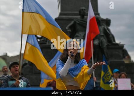 Mitglieder der lokalen ukrainischen Diaspora, Friedensaktivisten, Freiwillige und Unterstützer während des täglichen Protestes vor dem Adam-Mickiewicz-Denkmal auf dem Hauptplatz in Krakau. Am Donnerstag, den 26. Mai 2022, in Krakau, Polen. (Foto von Artur Widak/NurPhoto) Stockfoto