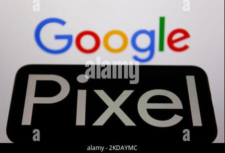 Das Google-Logo, das auf einem Telefonbildschirm angezeigt wird, und das Google-Logo, das auf einem Bildschirm im Hintergrund angezeigt wird, sind auf diesem Illustrationsfoto zu sehen, das am 26. Mai 2022 in Krakau, Polen, aufgenommen wurde. (Fotoillustration von Jakub Porzycki/NurPhoto) Stockfoto
