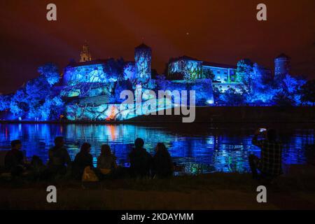 Die Menschen beobachten Karten mit Musik, während sie auf dem Wawel Castle gezeigt werden, um die Premiere der vierten Staffel der Serie „Stranger Things“ auf Netflix zu feiern. Krakau, Polen, am 26. Mai 2022. Aufgeteilt in zwei Bände, Band One of Stranger Things Staffel 4 Volume One wird am 27. Mai 2022 Premiere haben, mit den Folgen 1 bis 7, und Band Two wird am 1. Juli 2022 Premiere haben, mit den Folgen 8 und 9. (Foto von Beata Zawrzel/NurPhoto) Stockfoto