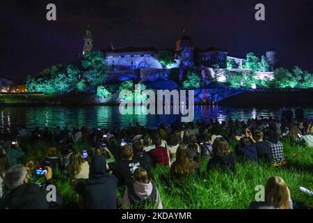 Die Menschen beobachten Karten mit Musik, während sie auf dem Wawel Castle gezeigt werden, um die Premiere der vierten Staffel der Serie „Stranger Things“ auf Netflix zu feiern. Krakau, Polen, am 26. Mai 2022. Aufgeteilt in zwei Bände, Band One of Stranger Things Staffel 4 Volume One wird am 27. Mai 2022 Premiere haben, mit den Folgen 1 bis 7, und Band Two wird am 1. Juli 2022 Premiere haben, mit den Folgen 8 und 9. (Foto von Beata Zawrzel/NurPhoto) Stockfoto