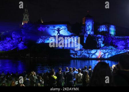 Die Menschen beobachten Karten mit Musik, während sie auf dem Wawel Castle gezeigt werden, um die Premiere der vierten Staffel der Serie „Stranger Things“ auf Netflix zu feiern. Krakau, Polen, am 26. Mai 2022. Aufgeteilt in zwei Bände, Band One of Stranger Things Staffel 4 Volume One wird am 27. Mai 2022 Premiere haben, mit den Folgen 1 bis 7, und Band Two wird am 1. Juli 2022 Premiere haben, mit den Folgen 8 und 9. (Foto von Beata Zawrzel/NurPhoto) Stockfoto