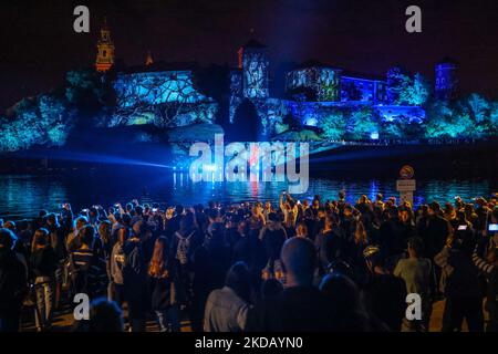 Die Menschen beobachten Karten mit Musik, während sie auf dem Wawel Castle gezeigt werden, um die Premiere der vierten Staffel der Serie „Stranger Things“ auf Netflix zu feiern. Krakau, Polen, am 26. Mai 2022. Aufgeteilt in zwei Bände, Band One of Stranger Things Staffel 4 Volume One wird am 27. Mai 2022 Premiere haben, mit den Folgen 1 bis 7, und Band Two wird am 1. Juli 2022 Premiere haben, mit den Folgen 8 und 9. (Foto von Beata Zawrzel/NurPhoto) Stockfoto