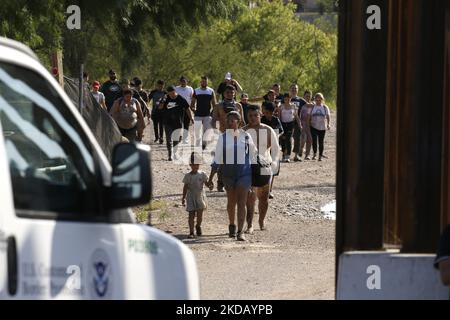 Migranten, die von Border Patrol begleitet werden, kommen am 26 2022. Mai in Eagle Pass Texas, USA, zur Verarbeitung an. Titel 42, das Mandat der Trump-Ära, das Migranten die Einreise in die USA verhindern sollte, Sollte am 23. Mai auslaufen, wurde aber durch eine Klage blockiert, die von mehreren Staaten eingereicht wurde und darauf hinweist, dass der Schritt zum Streik des Gesetzes „die Standards des Verwaltungsverfahrensgesetzes nicht erfüllt“ und dass es keine dauerhafte Lösung für den Umgang mit dem unvermeidlichen Anstieg der Einwanderung gibt. Gegner der Beanspruchung des Gesetzes äußerten ihre Forderungen, dass Titel 42 illegal ist, da er gegen Einwanderungsgesetze verstößt, die verhindern Stockfoto