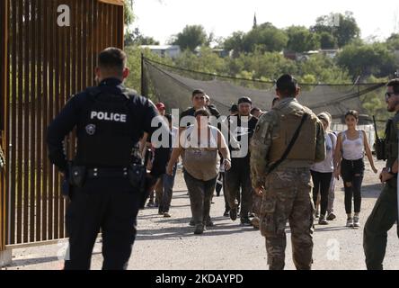 Migranten, die von Border Patrol begleitet werden, kommen am 26 2022. Mai in Eagle Pass Texas, USA, zur Verarbeitung an. Titel 42, das Mandat der Trump-Ära, das Migranten die Einreise in die USA verhindern sollte, Sollte am 23. Mai auslaufen, wurde aber durch eine Klage blockiert, die von mehreren Staaten eingereicht wurde und darauf hinweist, dass der Schritt zum Streik des Gesetzes „die Standards des Verwaltungsverfahrensgesetzes nicht erfüllt“ und dass es keine dauerhafte Lösung für den Umgang mit dem unvermeidlichen Anstieg der Einwanderung gibt. Gegner der Beanspruchung des Gesetzes äußerten ihre Forderungen, dass Titel 42 illegal ist, da er gegen Einwanderungsgesetze verstößt, die verhindern Stockfoto