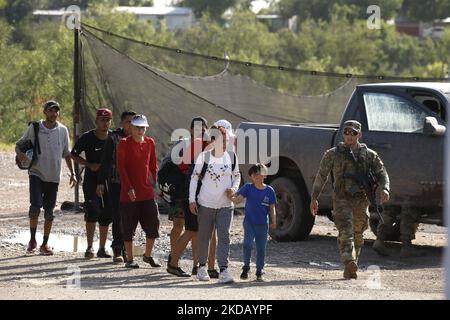 Migranten, die von Border Patrol begleitet werden, kommen am 26 2022. Mai in Eagle Pass Texas, USA, zur Verarbeitung an. Titel 42, das Mandat der Trump-Ära, das Migranten die Einreise in die USA verhindern sollte, Sollte am 23. Mai auslaufen, wurde aber durch eine Klage blockiert, die von mehreren Staaten eingereicht wurde und darauf hinweist, dass der Schritt zum Streik des Gesetzes „die Standards des Verwaltungsverfahrensgesetzes nicht erfüllt“ und dass es keine dauerhafte Lösung für den Umgang mit dem unvermeidlichen Anstieg der Einwanderung gibt. Gegner der Beanspruchung des Gesetzes äußerten ihre Forderungen, dass Titel 42 illegal ist, da er gegen Einwanderungsgesetze verstößt, die verhindern Stockfoto