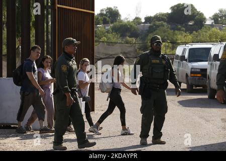 Migranten, die von Border Patrol begleitet werden, kommen am 26 2022. Mai in Eagle Pass Texas, USA, zur Verarbeitung an. Titel 42, das Mandat der Trump-Ära, das Migranten die Einreise in die USA verhindern sollte, Sollte am 23. Mai auslaufen, wurde aber durch eine Klage blockiert, die von mehreren Staaten eingereicht wurde und darauf hinweist, dass der Schritt zum Streik des Gesetzes „die Standards des Verwaltungsverfahrensgesetzes nicht erfüllt“ und dass es keine dauerhafte Lösung für den Umgang mit dem unvermeidlichen Anstieg der Einwanderung gibt. Gegner der Beanspruchung des Gesetzes äußerten ihre Forderungen, dass Titel 42 illegal ist, da er gegen Einwanderungsgesetze verstößt, die verhindern Stockfoto