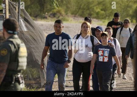 Migranten, die von Border Patrol begleitet werden, kommen am 26 2022. Mai in Eagle Pass Texas, USA, zur Verarbeitung an. Titel 42, das Mandat der Trump-Ära, das Migranten die Einreise in die USA verhindern sollte, Sollte am 23. Mai auslaufen, wurde aber durch eine Klage blockiert, die von mehreren Staaten eingereicht wurde und darauf hinweist, dass der Schritt zum Streik des Gesetzes „die Standards des Verwaltungsverfahrensgesetzes nicht erfüllt“ und dass es keine dauerhafte Lösung für den Umgang mit dem unvermeidlichen Anstieg der Einwanderung gibt. Gegner der Beanspruchung des Gesetzes äußerten ihre Forderungen, dass Titel 42 illegal ist, da er gegen Einwanderungsgesetze verstößt, die verhindern Stockfoto