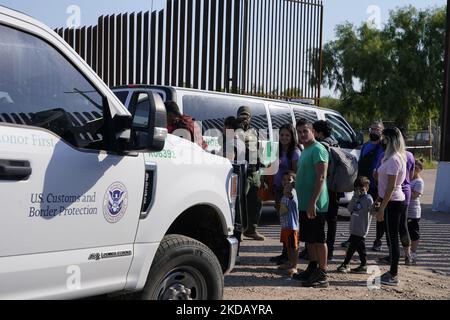 Migranten warten darauf, am 26 2022. Mai in ein Gefangenenlager der Grenzschutzpolizei in Eagle Pass, Texas, USA, gebracht zu werden. Titel 42, das Mandat der Trump-Ära, das Migranten die Einreise in die USA verhindern sollte, Sollte am 23. Mai auslaufen, wurde aber durch eine Klage blockiert, die von mehreren Staaten eingereicht wurde und darauf hinweist, dass der Schritt zum Streik des Gesetzes „die Standards des Verwaltungsverfahrensgesetzes nicht erfüllt“ und dass es keine dauerhafte Lösung für den Umgang mit dem unvermeidlichen Anstieg der Einwanderung gibt. Gegner der Beanspruchung des Gesetzes äußerten ihre Forderungen, dass Titel 42 illegal ist, da er gegen Einwanderungsgesetze verstößt Stockfoto