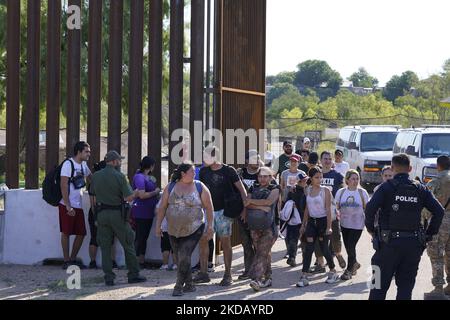 Migranten, die von Border Patrol begleitet werden, kommen am 26 2022. Mai in Eagle Pass Texas, USA, zur Verarbeitung an. Titel 42, das Mandat der Trump-Ära, das Migranten die Einreise in die USA verhindern sollte, Sollte am 23. Mai auslaufen, wurde aber durch eine Klage blockiert, die von mehreren Staaten eingereicht wurde und darauf hinweist, dass der Schritt zum Streik des Gesetzes „die Standards des Verwaltungsverfahrensgesetzes nicht erfüllt“ und dass es keine dauerhafte Lösung für den Umgang mit dem unvermeidlichen Anstieg der Einwanderung gibt. Gegner der Beanspruchung des Gesetzes äußerten ihre Forderungen, dass Titel 42 illegal ist, da er gegen Einwanderungsgesetze verstößt, die verhindern Stockfoto