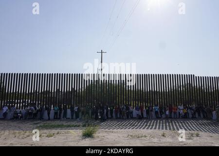 Die Migranten warten darauf, am 26 2022. Mai in ein Gefangenenlager der Grenzschutzpolizei in Eagle Pass, Texas, USA, gebracht zu werden. Titel 42, das Mandat der Trump-Ära, das Migranten die Einreise in die USA verhindern sollte, Sollte am 23. Mai auslaufen, wurde aber durch eine Klage blockiert, die von mehreren Staaten eingereicht wurde und darauf hinweist, dass der Schritt zum Streik des Gesetzes „die Standards des Verwaltungsverfahrensgesetzes nicht erfüllt“ und dass es keine dauerhafte Lösung für den Umgang mit dem unvermeidlichen Anstieg der Einwanderung gibt. Gegner der Beanspruchung des Gesetzes äußerten ihre Forderungen, dass Titel 42 illegal ist, da er gegen Einwanderungsgesetze verstößt Stockfoto