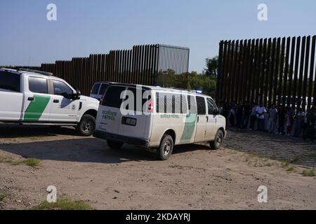 Border Patrol Fahrzeuge werden am 26 2022. Mai in Eagle Pass Texas, USA, an der Grenzmauer gesehen. Titel 42, das Mandat der Trump-Ära, das Migranten die Einreise in die USA verhindern sollte, Sollte am 23. Mai auslaufen, wurde aber durch eine Klage blockiert, die von mehreren Staaten eingereicht wurde und darauf hinweist, dass der Schritt zum Streik des Gesetzes „die Standards des Verwaltungsverfahrensgesetzes nicht erfüllt“ und dass es keine dauerhafte Lösung für den Umgang mit dem unvermeidlichen Anstieg der Einwanderung gibt. Gegner der Beanspruchung des Gesetzes brachten ihre Forderungen zum Ausdruck, dass Titel 42 illegal ist, da er gegen Einwanderungsgesetze verstößt, die Immi verhindern Stockfoto