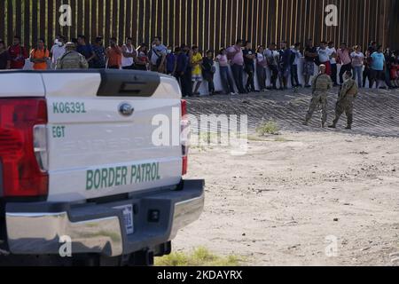 Migranten warten darauf, am 26 2022. Mai von Border Patrol in eine Haftanstalt in Eagle Pass Texas, USA, transportiert zu werden. Titel 42, das Mandat der Trump-Ära, das Migranten die Einreise in die USA verhindern sollte, Sollte am 23. Mai auslaufen, wurde aber durch eine Klage blockiert, die von mehreren Staaten eingereicht wurde und darauf hinweist, dass der Schritt zum Streik des Gesetzes „die Standards des Verwaltungsverfahrensgesetzes nicht erfüllt“ und dass es keine dauerhafte Lösung für den Umgang mit dem unvermeidlichen Anstieg der Einwanderung gibt. Gegner der Beanspruchung des Gesetzes brachten ihre Forderungen zum Ausdruck, dass Titel 42 illegal ist, da er gegen das Einwanderungsgesetz verstößt Stockfoto