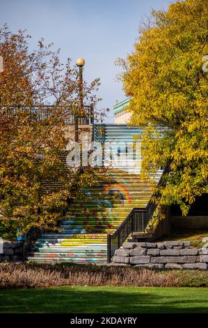 Ottawa, Ontario - 21. Oktober 2022: Farbenfrohe Treppen im Confederation Park in Ottawa, Kanada. Stockfoto