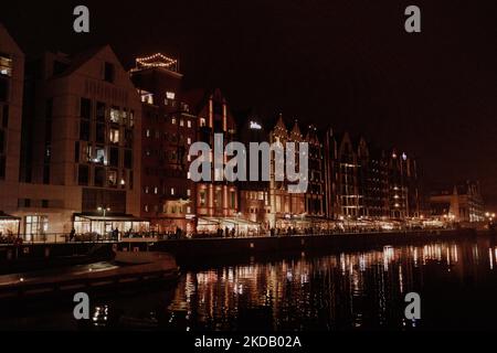 Gdańsk in der Nacht. Schöne Stadt an der Ostsee bei Nacht. Abendblick über den Fluss die Altstadt in Danzig, Polen. Stockfoto