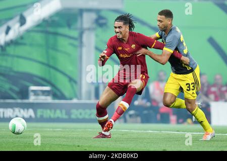 Chris Smalling von AS Roma und Cyriel Dessers of Feyenoord Rotterdam kämpft am 25. Mai 2022 in der Arena Kombetare, Tirana, Albanien, um den Ball während des UEFA Conference League Finales zwischen AS Roma und Feyenoord. (Foto von Giuseppe Maffia/NurPhoto) Stockfoto