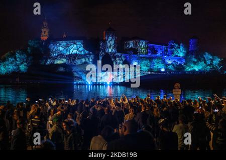 Die Menschen beobachten Karten mit Musik, während sie auf dem Wawel Castle gezeigt werden, um die Premiere der vierten Staffel der Serie „Stranger Things“ auf Netflix zu feiern. Krakau, Polen, am 26. Mai 2022. Aufgeteilt in zwei Bände, Band One of Stranger Things Staffel 4 Volume One wird am 27. Mai 2022 Premiere haben, mit den Folgen 1 bis 7, und Band Two wird am 1. Juli 2022 Premiere haben, mit den Folgen 8 und 9. (Foto von Beata Zawrzel/NurPhoto) Stockfoto