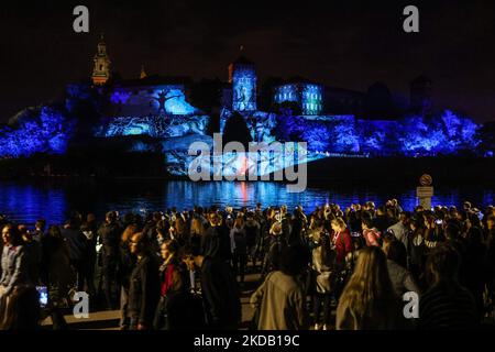 Die Menschen beobachten Karten mit Musik, während sie auf dem Wawel Castle gezeigt werden, um die Premiere der vierten Staffel der Serie „Stranger Things“ auf Netflix zu feiern. Krakau, Polen, am 26. Mai 2022. Aufgeteilt in zwei Bände, Band One of Stranger Things Staffel 4 Volume One wird am 27. Mai 2022 Premiere haben, mit den Folgen 1 bis 7, und Band Two wird am 1. Juli 2022 Premiere haben, mit den Folgen 8 und 9. (Foto von Beata Zawrzel/NurPhoto) Stockfoto