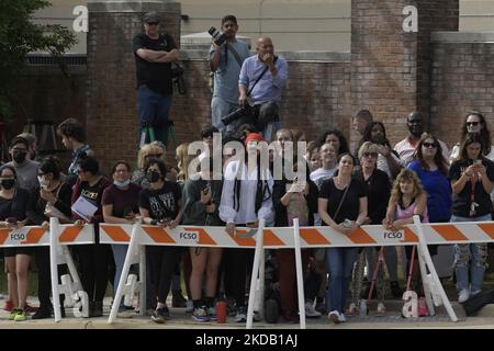 Fans warten heute am 26. Mai 2022 im Fairfax Courthouse in VA, USA, auf Johnny Depp während des Verleumdungsvergehens. (Foto von Lenin Nolly/NurPhoto) Stockfoto