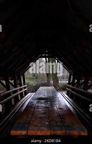 Panorama Rahmen Essbereich im Pavillon eines Parks mit Blick auf Bäume und bewölkten Himmel. Stockfoto