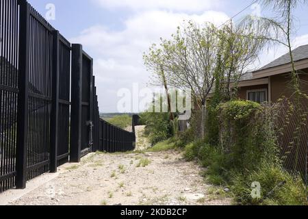 Die Grenzmauer durchläuft am 27 2022. Mai ein Wohnviertel im Eagle Pass Texas, USA. Titel 42, das Mandat der Trump-Ära, das Migranten die Einreise in die USA verhindern sollte, Sollte am 23. Mai auslaufen, wurde aber durch eine Klage blockiert, die von mehreren Staaten eingereicht wurde und darauf hinweist, dass der Schritt zum Streik des Gesetzes „die Standards des Verwaltungsverfahrensgesetzes nicht erfüllt“ und dass es keine dauerhafte Lösung für den Umgang mit dem unvermeidlichen Anstieg der Einwanderung gibt. Gegner der Beanspruchung des Gesetzes äußerten ihre Forderungen, dass Titel 42 illegal ist, da er gegen Einwanderungsgesetze verstößt, die preven Stockfoto