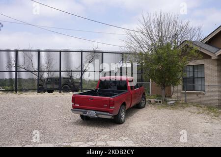 Die Grenzmauer durchläuft am 27 2022. Mai ein Wohnviertel im Eagle Pass Texas, USA. Titel 42, das Mandat der Trump-Ära, das Migranten die Einreise in die USA verhindern sollte, Sollte am 23. Mai auslaufen, wurde aber durch eine Klage blockiert, die von mehreren Staaten eingereicht wurde und darauf hinweist, dass der Schritt zum Streik des Gesetzes „die Standards des Verwaltungsverfahrensgesetzes nicht erfüllt“ und dass es keine dauerhafte Lösung für den Umgang mit dem unvermeidlichen Anstieg der Einwanderung gibt. Gegner der Beanspruchung des Gesetzes äußerten ihre Forderungen, dass Titel 42 illegal ist, da er gegen Einwanderungsgesetze verstößt, die preven Stockfoto