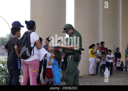 Migranten werden am 27 2022. Mai von einem Grenzschutzbeamten in Eagle Pass Texas, USA, verarbeitet. Titel 42, das Mandat der Trump-Ära, das Migranten die Einreise in die USA verhindern sollte, Sollte am 23. Mai auslaufen, wurde aber durch eine Klage blockiert, die von mehreren Staaten eingereicht wurde und darauf hinweist, dass der Schritt zum Streik des Gesetzes „die Standards des Verwaltungsverfahrensgesetzes nicht erfüllt“ und dass es keine dauerhafte Lösung für den Umgang mit dem unvermeidlichen Anstieg der Einwanderung gibt. Gegner der Beanspruchung des Gesetzes brachten ihre Forderungen zum Ausdruck, dass Titel 42 illegal ist, da er gegen Einwanderungsgesetze verstößt, die das Einimpfen verhindern Stockfoto